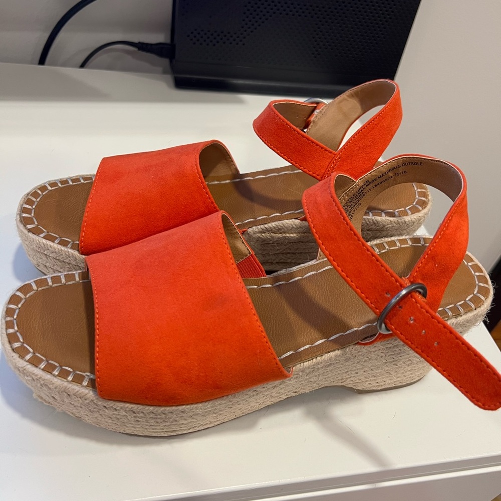 Universal Thread orange platform sandal